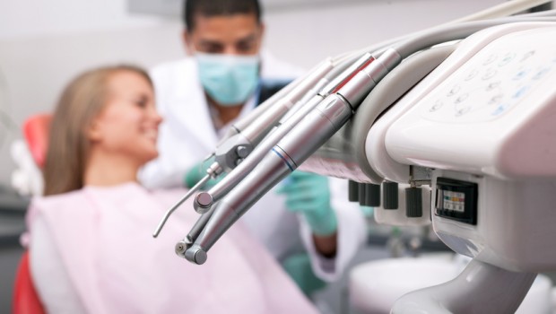 Com’è fatta e tecnicamente cosa deve avere una postazione dentistica?