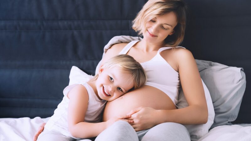 Cuscino per gambe: quale scegliere durante la gravidanza