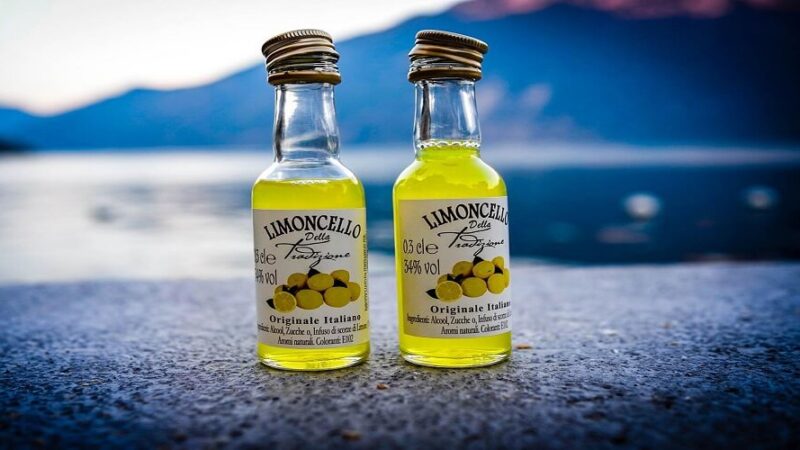 Prodotti tipici Lago di Garda: il limoncello originario delle limonaie gardesane